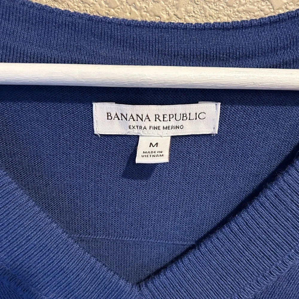 Banana Republic Lightweight Bold Blue Fine Merino Wool V-Neck Sweater Size M - Picture 2 of 7